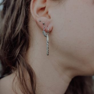 organische form ohr charm recyceltes silber handgemacht