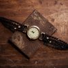 Uhr mit schwarzem Makrameeband